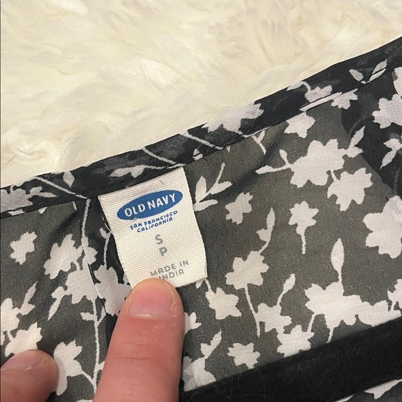 Old Navy Black and White Floral Blouse - Picture 2 of 7